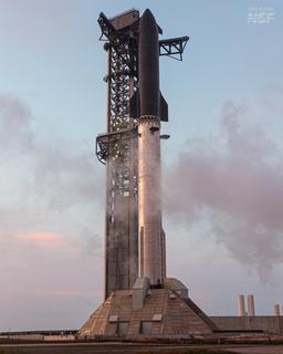 Starship нового поколения готовится к финальному тесту перед взлётом. После неудачного испытания инженеры SpaceX оперативно демонтировали и установили новый узел на Pad 2