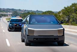 Как опытный водитель: Tesla распознает полицейских и машины экстренных служб, замедляется и плавно меняет полосу движения