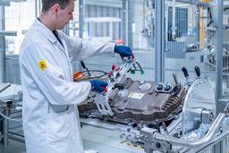 BMW запустила выпуск ключевых компонентов для водородного внедорожника iX5 Hydrogen