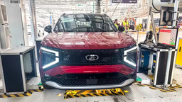 Уникальный российский кроссовер: установку огромной панорамной крыши на Lada Azimut за 4 минуты выполняет новый робот