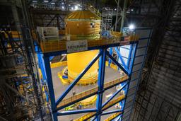 Стартовала финальная сборка сверхтяжелой ракеты SLS для миссии Artemis 3: основная ступень ракеты уже в сборочном корпусе, следующий этап — установка двигателей RS-25