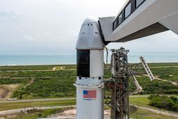 SpaceX запускает трёхтонную посылку к МКС: ракета Falcon 9 с кораблём Dragon уже на стартовой площадке
