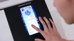 Samsung представила суперэкран для смартфона будущего: он позволяет определять артериальное давление по касанию пальца