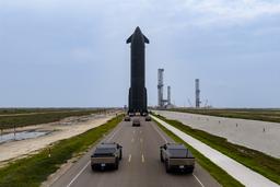 Последние приготовления перед историческим запуском: SpaceX опубликовала фото перевозки ускорителя Booster 19 и Ship S39 на стартовую площадку