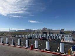 Tesla открыла огромную зарядную станцию Supercharger в пустыне Мохаве