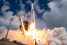 Первый за 1,5 года запуск сверхтяжелой Falcon Heavy: SpaceX показала эффектные фото запуска ракеты и приземления боковых ускорителей