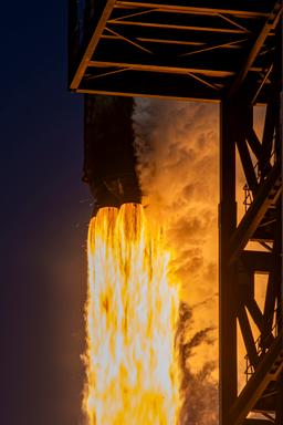 Dragon летит к МКС с 3 тоннами груза: SpaceX показала эффектные кадры рекордного ночного запуска CRS-34 и посадки Falcon 9
