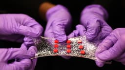 Китайские ученые создали растяжимый генератор, работающий от влаги воздуха