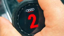 Энтузиаст встроил умные часы в ручку переключения передач своего Audi A4: экран отображает передачи и используется для управления музыкой