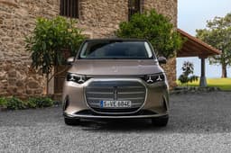 Особо комфортный Mercedes, которому не нужен бензин: стартовало производство совершенно нового вэна Mercedes-Benz VLE