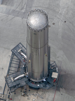 Космический гигант: ракетный ускоритель Super Heavy Booster B20 показали с необычного ракурса