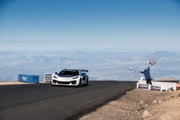 В легендарной гонке Pikes Peak International Hillclimb гибридный Chevrolet Corvette ZR1X показал лучшее время среди серийных машин