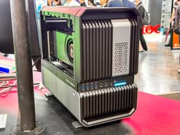 Maxsun показала на Computex 2026 ИИ-станцию Micro Station на Arc Pro B70, плату W890 для рабочих станций и видеокарты от RTX 5060 до RX 580