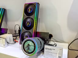 Ocypus показала на Computex 2026 СЖО с раскрывающимся блоком помпы, экранами диагональю почти четыре дюйма и три новых корпуса
