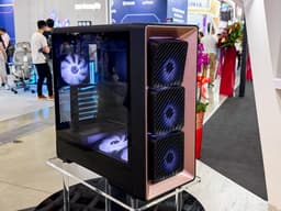 Formula V-Line показала на Computex 2026 корпус Air Power G10 с поворотными вентиляторами, панорамные Crystal Z3 и U7, СЖО с экраном сбоку и БП на платформе CWT