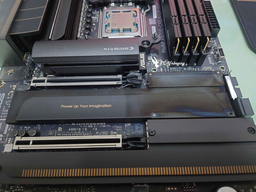 Очень горячая видеокарта Asus ROG Astral RTX 5090 чуть не «сожгла» материнскую плату