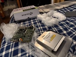 Пользователь заказал GeForce RTX 5070, а получил плату от старого AV-ресивера Kenwood, DVD-привод и коврик для мыши
