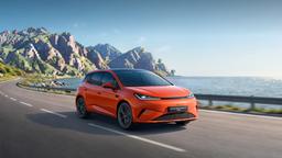 Первый официальный гибрид BYD для Европы. Представлен BYD Dolphin G — 212 л.с. и 1040 км на баке бензина