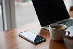 Samsung заняла первое место, Apple установила рекорд, а Xiaomi, Oppo и Vivo резко просели. Ситуацию на рынке смартфонов изучили в Counterpoint Research