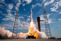 Последний полёт легендарной ракеты Falcon 9, которая побывала в космосе 32 раза: она вывела на орбиту космический аппарат Mission Robotic Vehicle