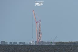 Самый мощный в мире кран строит первую башню Mechazilla на мысе Канаверал для самой большой ракеты в истории человечества Starship: установлено уже шесть секций