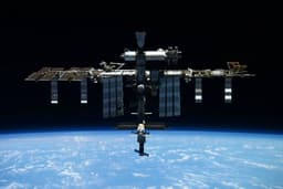 Судьба МКС решена, но станция продолжает выполнять задачи. Её подняли выше для «Союза МС-29» 