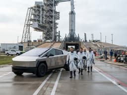 NASA доверило эвакуацию экипажа Crew-13 Cybertruck с 11 отзывами безопасности вместо бронированного MRAP
