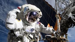 Астронавт NASA и француженка из Европейского космического агентства вышли в открытый космос