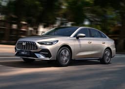 У Geely появился семейный гибридный седан, который можно заправлять и бензином, и спиртом в любых пропорциях