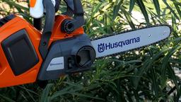 Видеообзор аккумуляторной цепной пилы Husqvarna 436 Li: плотникам и садоводам