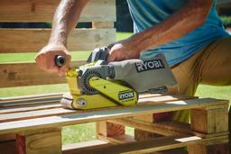 Аккумуляторная ленточная шлифмашина Ryobi R18BS-0: бесключевая установка ленты и работа без сети