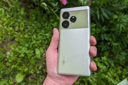 Первый взгляд на смартфон Realme GT 6: