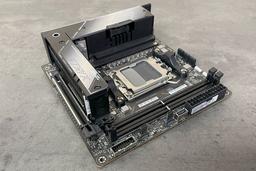 Материнская плата Asus ROG Strix X670E-I Gaming WiFi форм-фактора Mini-ITX
