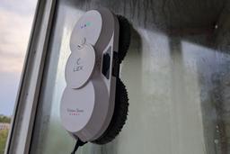 Робот для мытья окон Lex LXVCW 7091: богатая комплектация, дистанционное управление, сухая и влажная уборка