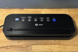 Вакуумный упаковщик Suvi VS-8811: 5 режимов работы, мощность всасывания до 60 кПа, встроенный резак, шланг для внешнего вакуумирования и пробка для бутылок