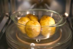 Так тоже можно: как вкусно приготовить картошку в СВЧ-печи разными способами