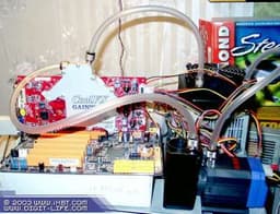 Фото дня: Gainward Powerpack CoolFX Ultra/1600 XP Golden Sample с водяным охлаждением