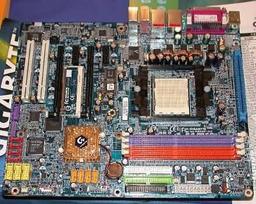 GA-K8NSP-SLI: Dual GPU support from Gigabyte