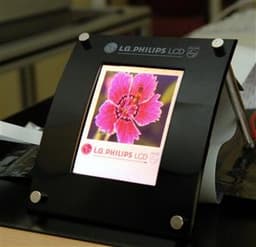 Universal Display и LG.Philips LCD показали гибкий дисплей на металлической фольге толщиной 0,076 мм