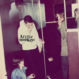 Arctic Monkeys анонсировали выпуск сингла «Crying Lightning»