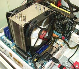 Thermaltake наделила процессорный кулер Frio внушительными размерами