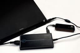Толщина универсального адаптера питания для ноутбуков Huntkey 90W Slim не превышает 1,6 см