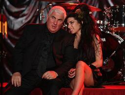 Отец Amy Winehouse конфисковал все награды дочери  