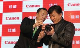 Canon радует поклонников Джеки Чана специальным изданием камеры EOS 550D