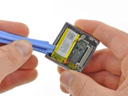 Новый iPod nano имеет вдвое более емкую батарею, чем у iPod shuffle, позволяет воспроизводить слайдшоу на внешнем дисплее и записывать голосовые заметки
