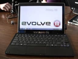 Планшет Evolve III Maestro S на платформе Oak Trail имеет ножку и отстегивающуюся клавиатуру
