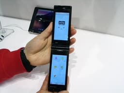 Fujitsu показала на MWC 2011 прототип смартфона с двумя экранами под управлением… Symbian