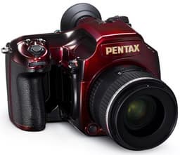 PENTAX отмечает получение награды Grand Prix Japan 2011 «Camera of the Year» выпуском ограниченной партии камер 645D