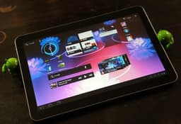 Планшет Samsung Galaxy Tab 10.1 позирует на фото и видео