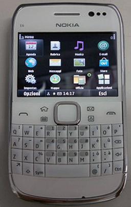 Nokia E6-00 позирует на фото